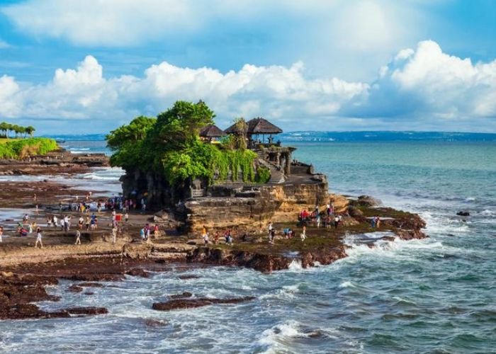 Tanah Lot Temple is a holy place for Hindus located in Kediri village, Tabanan Regency, this place is often visited by tourists who want to see the beautiful sunset at this place